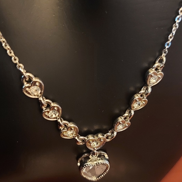 Silver tone necklace with heart pendant - Picture 3 of 7